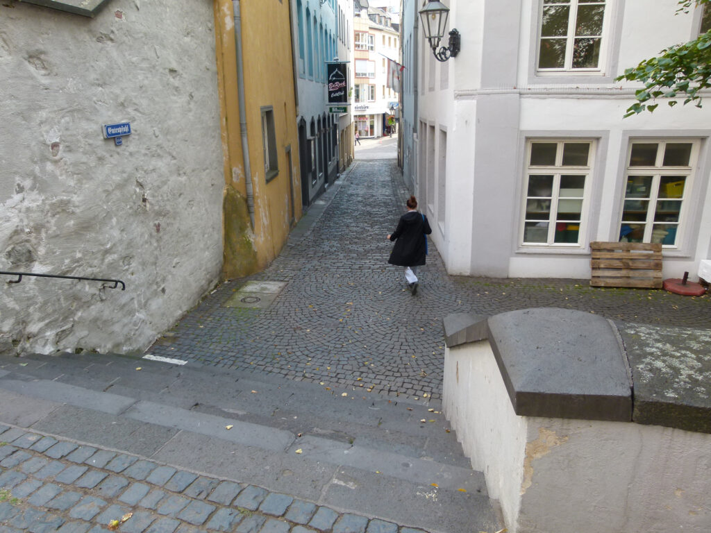 Blick in das Schulgässchen (heute postalisch Teil des Entenpfuhls), das die Verbindung vom Kirchenvorplatz zum früheren Stadtgraben herstellt. Die Aufnahme zeigt gut den Höhenunterschied zischen beiden Bereichen der Altstaddt.