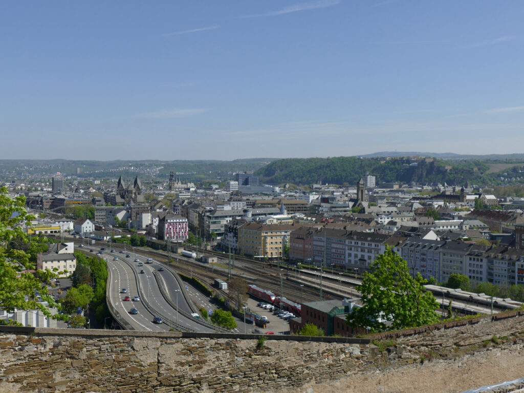 Blick vom Fort Konstantin in Richtung Innenstadt. Gut zu erkennen ist die Stadtdurchfahrt B 9. Die Aufnahme entstand im Mai 2016.