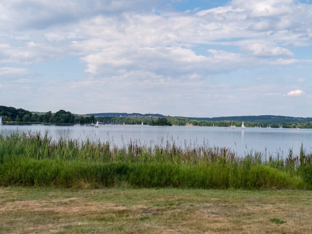 Der Steinberger See entstand durch Flutung des ehemaligen Braunkohle-Tagebaus.