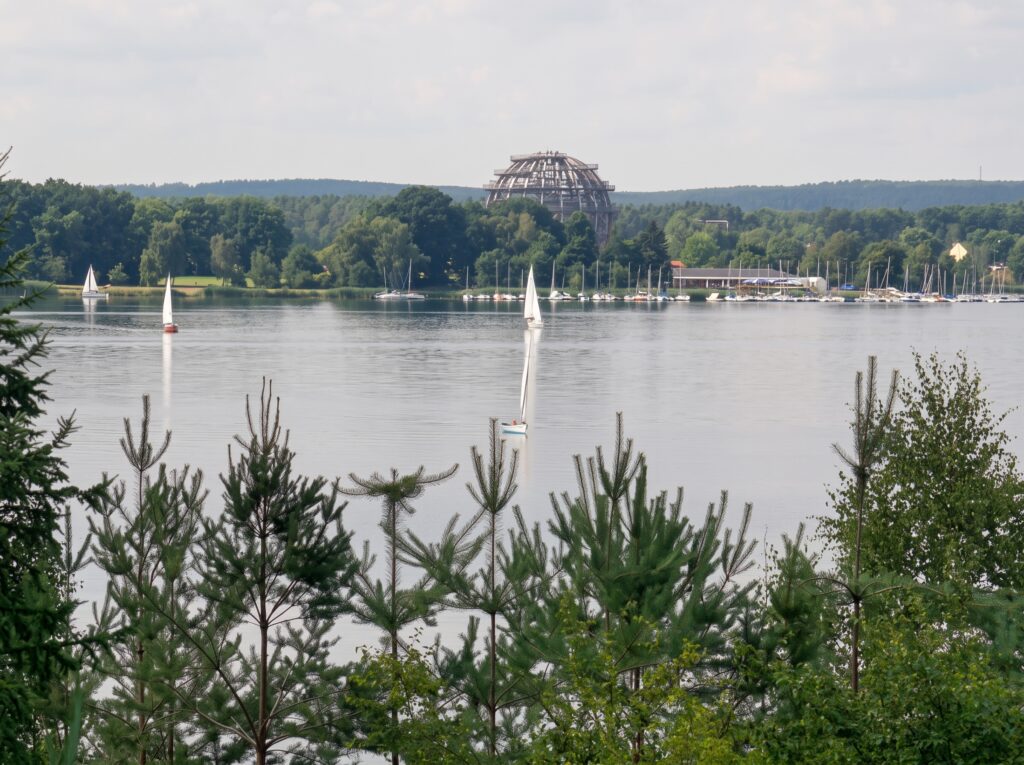 Steinberger See. Im Hintergrund die riesige Erlebnisholzkugel.