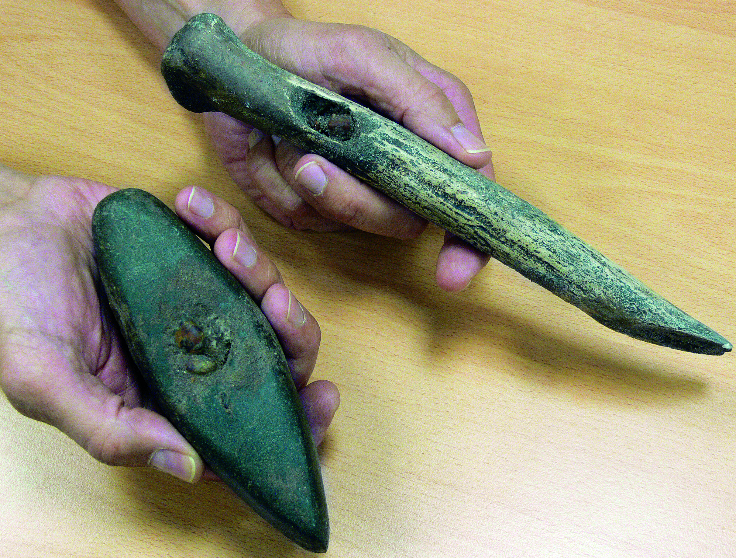 Im Bereich der früheren Deltalandschaft wurden eine rund 10.000 Jahre alte Geweihhacke (oben) und eine Steinaxt aus dem dritten Jahrtausend vor Christus entdeckt. Aus den Funden lässt sich ableiten, dass schon Steinzeitmenschen die Vorzüge des Areals zu schätzen wussten.