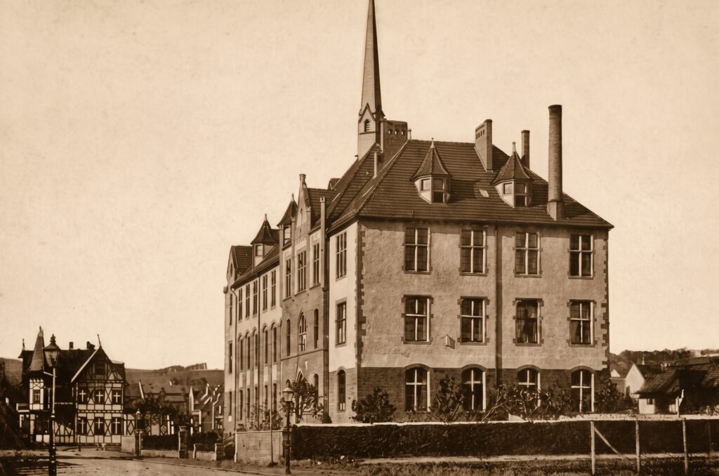 Der älteste Trakt des von der Innenstadt in die Kurfürstenstraße verlegten Evangelischen Stifts St. Martin um 1900. Foto: Stadtarchiv Koblenz.