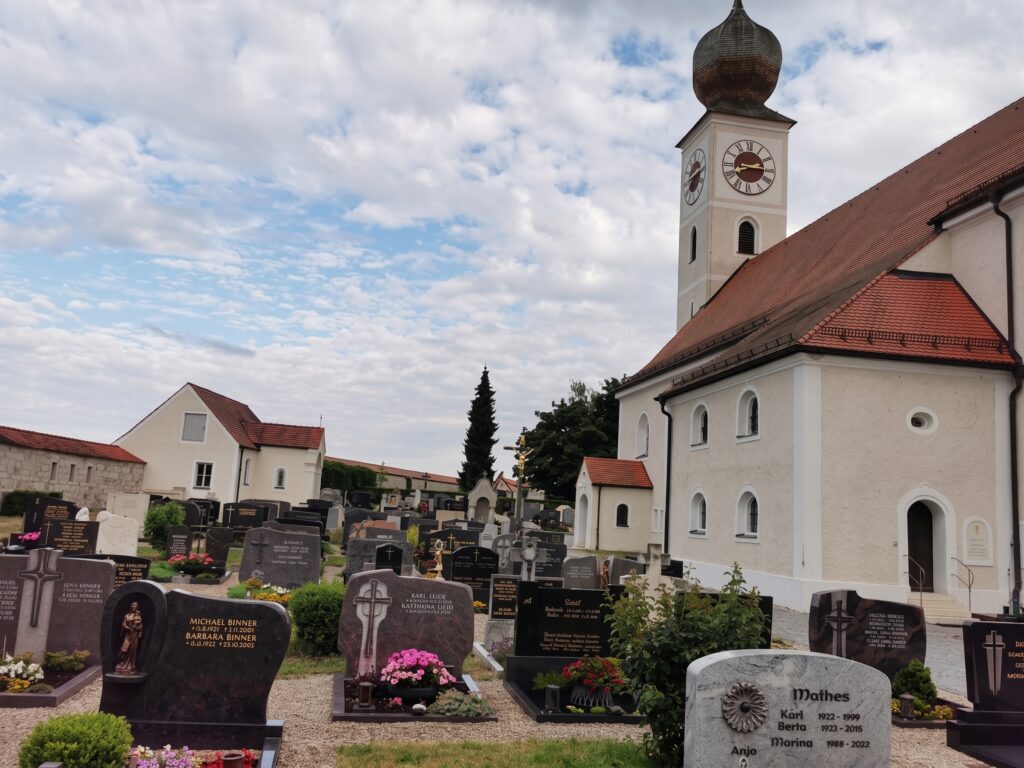 Eine Besonderheit: Der Friedhof auf dem früheren Burggelände.