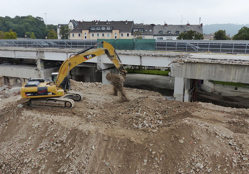 Abbruch der alten Vorlandbrücke Ende September 2014.