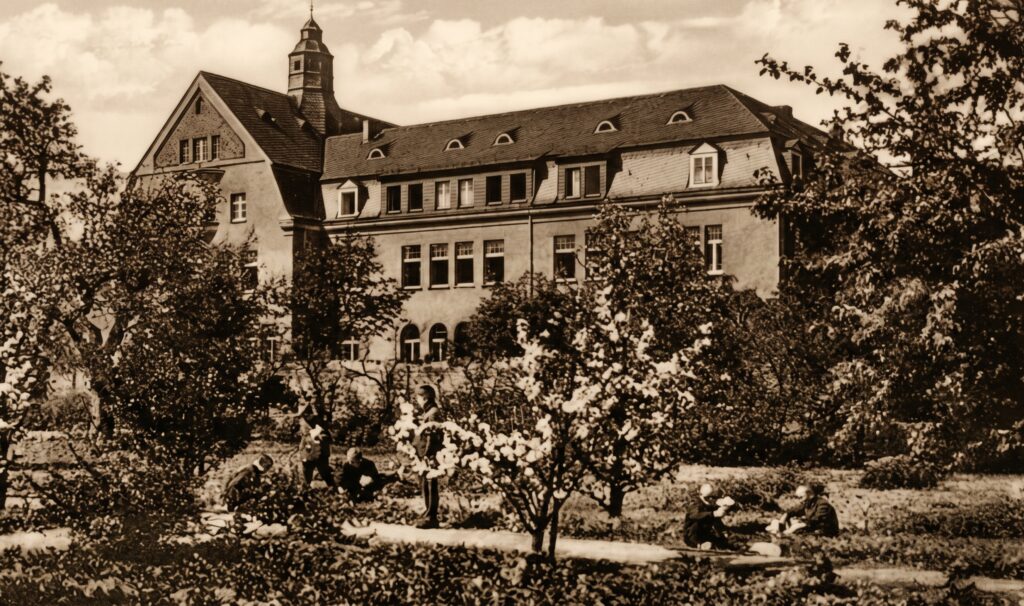 Das 1908 vollendete Waisenhaus. Das Gebäude wurde 1987 abgerissen. Undatierte Postkarte.

