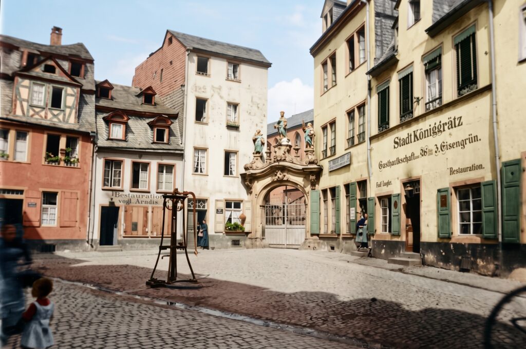Die Weißer Gasse vor der Zerstörung 1944. Die KI-Kolorierung erhebt keinen wissenschaftlichen Anspruch. Sie dient lediglich der besseren Illustration.