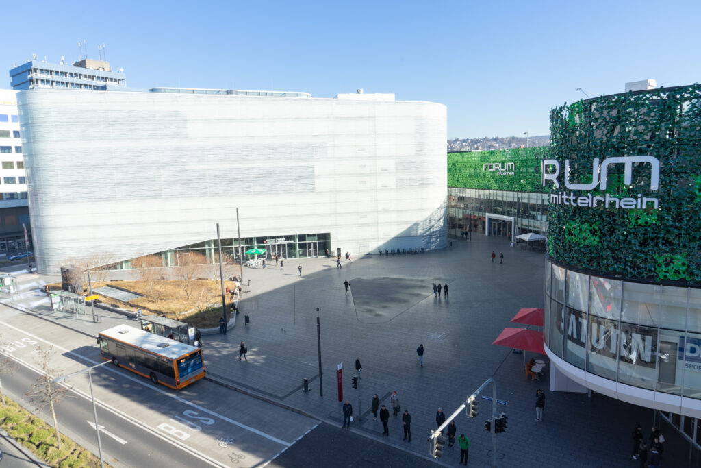Forum Confluentes und Forum Mittelrhein im Februar 2019. Beide Gebäude prägen heute den Zentralplatz.