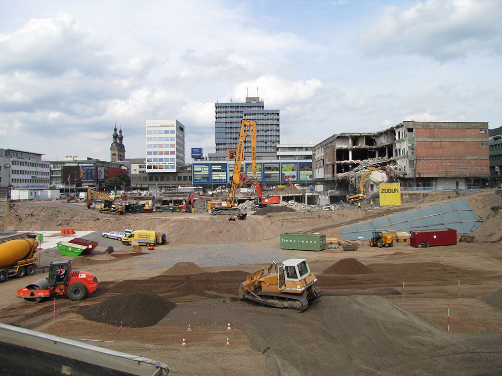 Das Forum Mittelrhein in Koblenz - Bauarbeiten am Zentralplatz, Abriss des Hertie-Gebäudes (früher Quelle) im September 2010. Foto: Holger Weinandt/Wikimedia Commons.