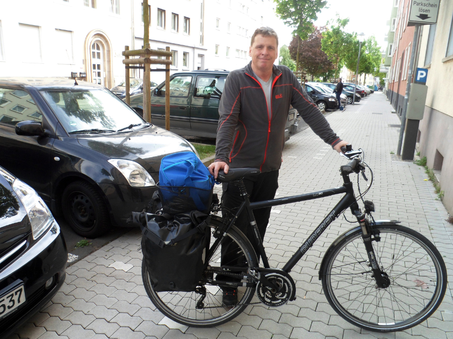 Vor dem Start hat mich meine Mutter in der Vorstadt noch mal abgelichtet.