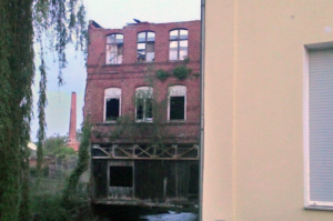 Dieses Bild wird der schön sanierten Stadt Burg nicht gerecht. Doch es charakterisiert ein typisches Problem in Sachsen-Anhalt: Die vielen Industriebrachen, die revitalisiert werden müssen.