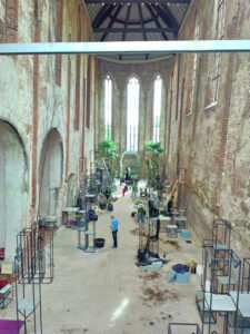 Mit Investitionen von rund 75 Millionen Euro war die Buga 2015 relativ preiswert zu haben. Gespart wurde auch durch originelle Lösungen. So wurde die St. Johanniskirche in eine Blumenhalle (Hier beim Umbau der Ausstellung) verwandelt.