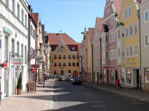 Reichsstraße in Donazwörth. Wege ungünstiger Lichtverhältnisse am Morgen hier eine Aufnahme aus der Wikipedia. Fotograf/Urheber: Helmlechner: