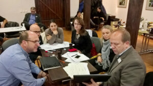 Teamarbeit. Mario Neuneier (links) vom Amt für Wirtschaftsförderung und Ratsmitglied Uwe Diederichs-Seidel bereiten ihre Präsentation zum Fort Asterstein vor.