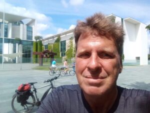 Der Autor nach 2630 Kilometern vor dem Berliner Kanzleramt.