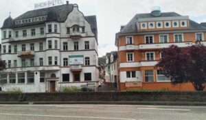 Zeugen größerer touristischer Zeiten, die auf eine neue Nutzung warten. Impressionen auf dem Weg von Bad Salzig nach Hirzenach.
