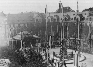 Die Einweihung des Goeben-Denkmals am 26. September 1884. Die auf dem Foto sichtbare Bebauung wurde komplett zerstört Foto: Stadtarchiv Koblenz/Wikipedia (gemeinfrei)