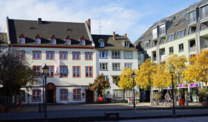 Der Münzplatz in Blickrichtung West mit dem Haus Metternich im Oktober 2018. Foto: Reinhard Kallenbach