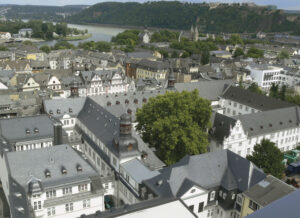 Blick vom Verwaltungshochhaus der Stadt auf das ehemaligen Jesuitenkolleg. Im Hintergrund: Die Bebauung der Firmungstraße, die auch die Nordseite des Jesuitenplatzes bildet. Foto: Reinhard Kallenbach