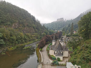 Blick am Morgen vom Staudamm auf das frühherbstliche Vianden