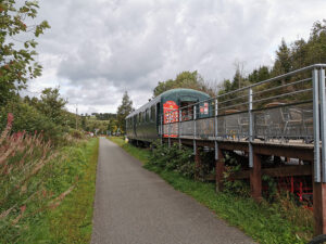 Etwa 10 Kilometer vor dem Bahnhof Monschau gibt es frische belgische Waffeln mit "Wunschbelag". Gearbeitet wird im Wagen, serviert wird auch auf der angebauten Terrasse