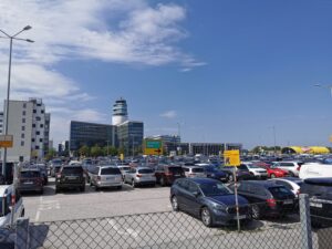 Auf dem gut beschilderten Radweg, der über das Flughafenareal führt
