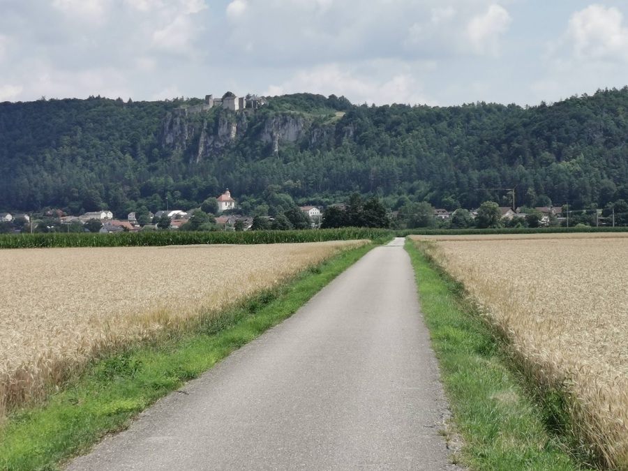 Blick auf Burg Rauenwörth bei Walting im Landkreis Eichstätt