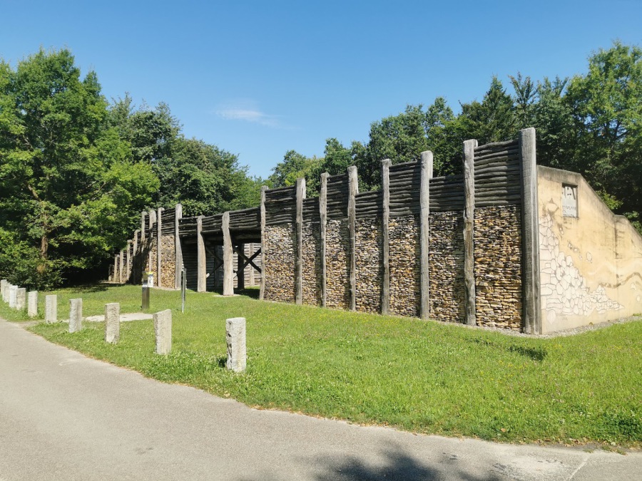 Archäologiepark Altmühltal bei Kelheim: Rekonstruiertes Keltentor