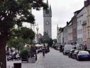 Blick in die Altstadt von Straubing - verstellt durch parkende Autos