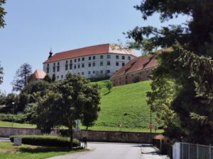Die oberhalb der Zufahrt zur Kernstadt gelegene Burg Ptuj