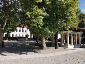 Das von dichten Bäumen umgebene Kurhaus von Bad Plattensee