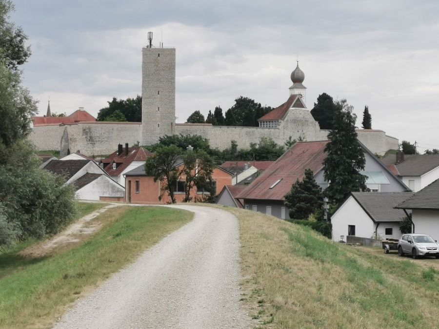 Auf dem Weg nach Vohburg. Im Bild ist die frühere Burg der Grafen von Vohburg zu sehen.