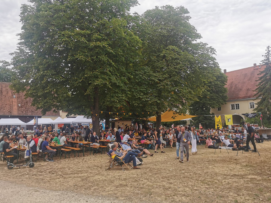 Afuera Fest im Regensburger Pürkelgut. Eine Mischung aus Vorträgen, Musik und Enspannung. Wo war denn eigentlich das Problem? Man kann doch auch zuhören, wenn man nicht einer Meinung ist!