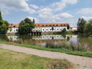 Auf dem Weg zur Elbe. Das Foto zeigt das Hotel Čertousy in der Peripherie von Prag, das in einem Renaissanceschloss mit gotischem Kern eingerichtet wurde.