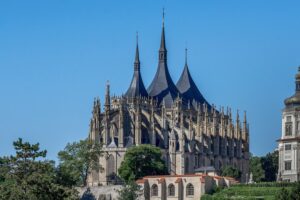 Der Dom der Heiligen Barbara in Kuttenberg mit seinem außergewöhnlichen dreispitzigen Dach. Foto: Wikipedia/Thomas Ledl