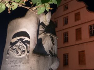 Cusanus-Denkmal am Florinsmarkt.